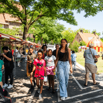Kinderen lopen rond op het Bloemhof Festival op het Putselaan-complex