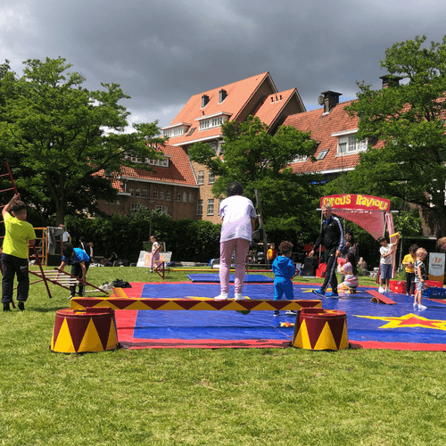 Mensen en kinderen bij Bloemhof Festival 2024