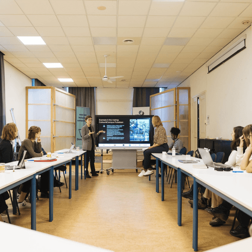 Mensen aan het presenteeren tijdens in workshop