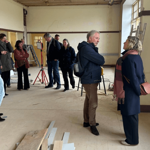 mensen in het Putselaan-gebouw