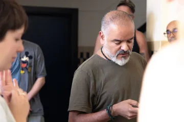 Spreker draagt tekst voor te midden van het publiek.