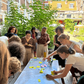 mensen rond een tafel met een kaart and post it tijdens het soft launch van platform zuid